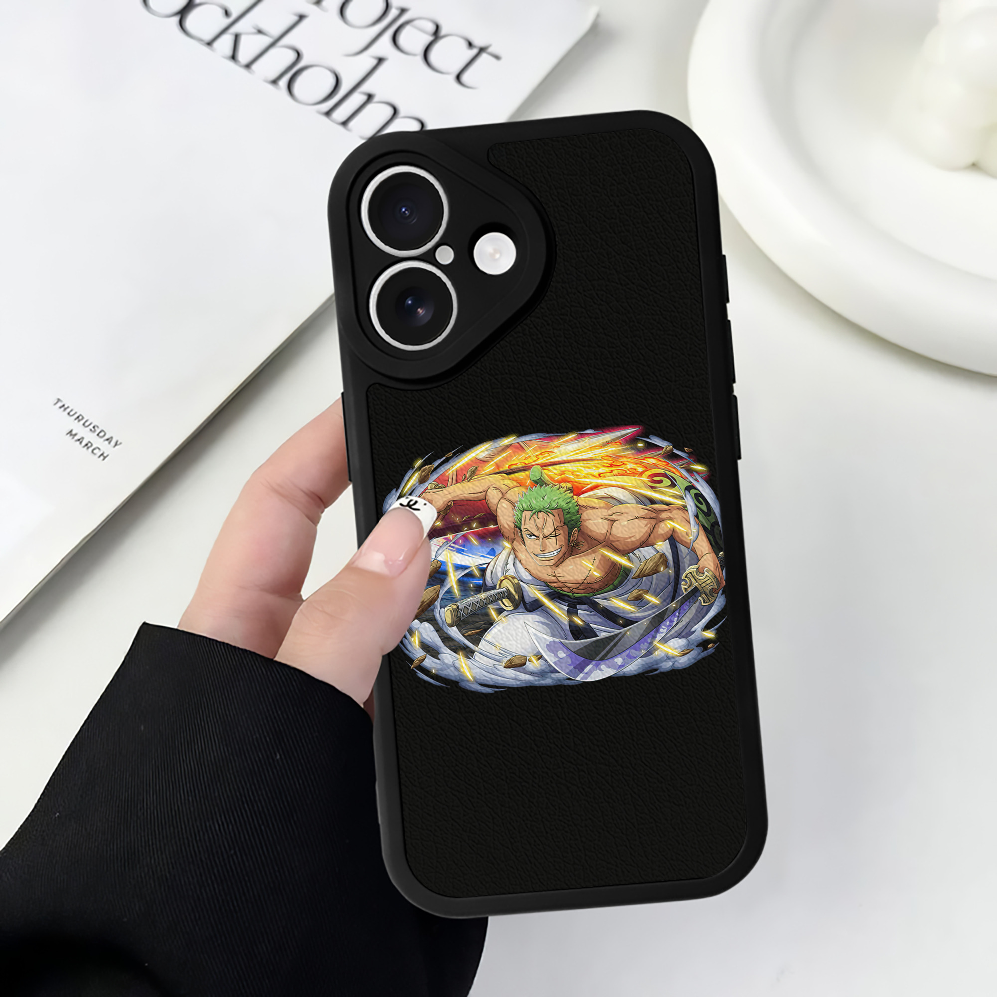 （画像用） ワンピース ロロノア・ゾロ ONE PIECE Roronoa Zoro 【iPhone 16シリーズ対応】シリコンスマホケース（レザー調） 材質：シリコン